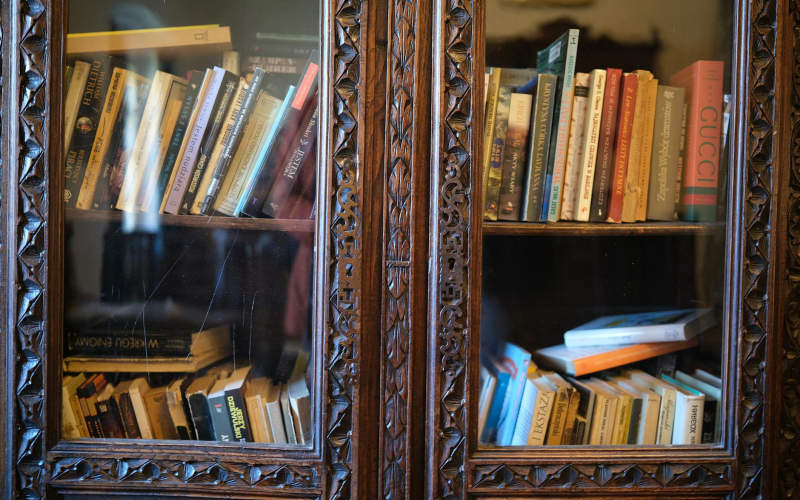 How to Style a Bookshelf From Completely Empty to Designer-Ready in Exactly 7 Deliberate Steps